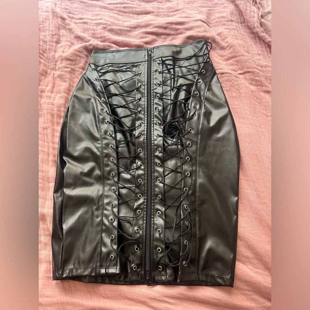 🔥Vegan leather back lace (and zip) pencil skirt 😈⛓️🖤